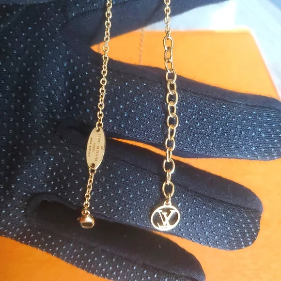 LV Essential V Necklace - Picture 8 of 12